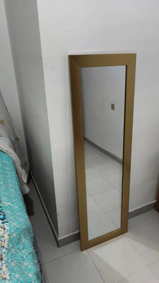 Espejo de Pared con Marco Dorado