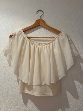 Blusa con escote barco y volantes