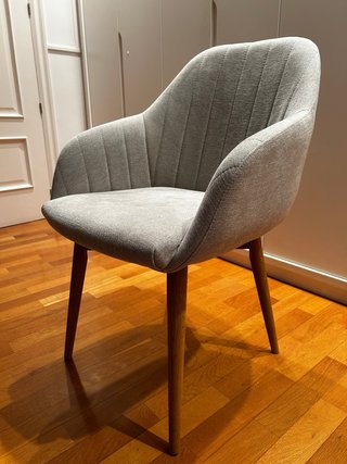 Butaca de tela gris con patas de madera