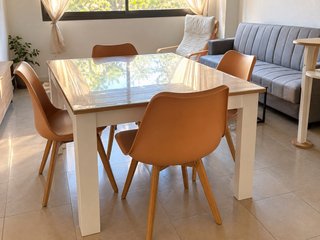 Mesa de comedor con 4 sillas