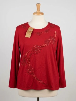 Camiseta roja con detalles de pedrería