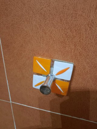 Percha de baño decorativa, 5€ . Los 4 accesorios