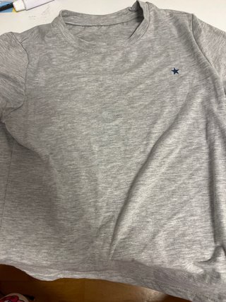Camiseta Gris con Detalle de Estrella