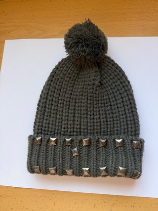 Gorro de punto con tachuelas