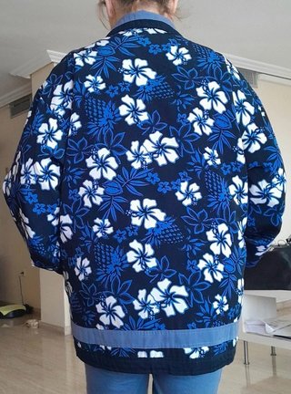 Chaqueta bomber con flores