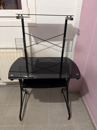 Mesa de escritorio negra con estantes