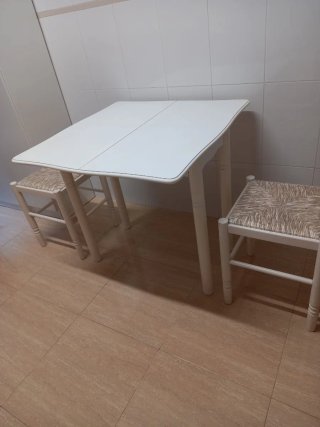 Mesa de cocina blanca con 2 taburetes