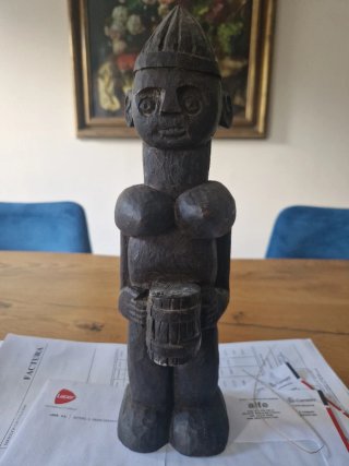 Escultura de Mujer Africana en Madera