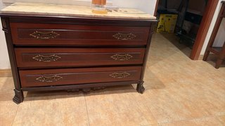 Cómoda de madera con encimera de mármol