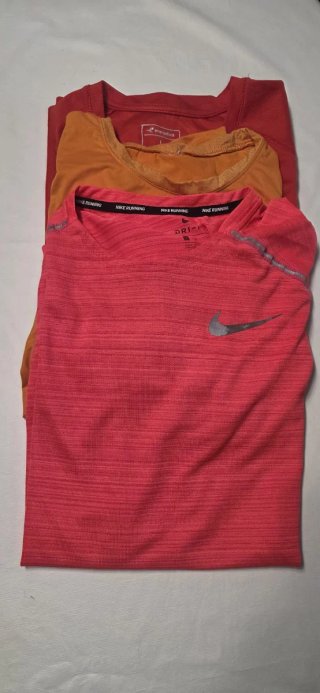 3 Camisetas de Deporte. Solo una es de Nike