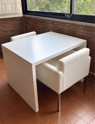 Mesa de estudio, de madera 100x80cm. Muy solida.