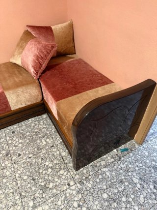 Sofá esquinero con estructura de madera