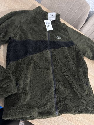 Chaqueta Nike de pelo verde y negra