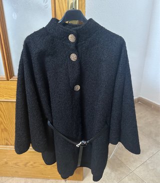 Poncho Negro con Botones Dorados