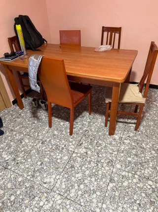 Mesa de comedor de madera