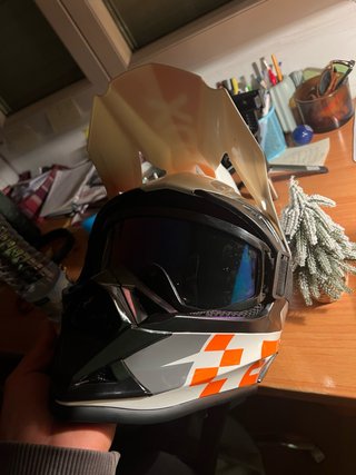 Casco de moto con pantalla