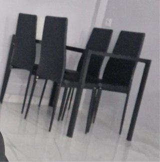 Mesa de comedor con 4 sillas