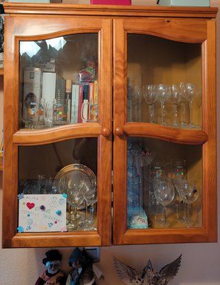 Mueble de madera con vitrina