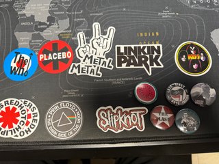 Pack de 8 pegatinas y 5 chapas de grupos