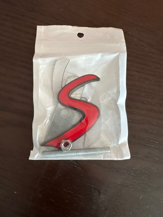 Emblema parrilla S Mini Cooper rojo y negro