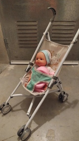 Muñeco con Silla de Paseo