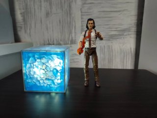 Figura Marvel Legends Loki con Tesseracto