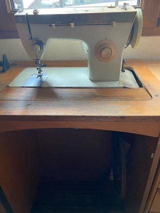 Máquina de coser Singer con mesa de madera