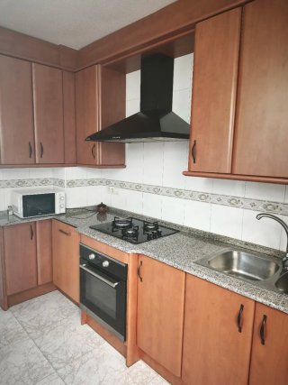 Cocina de madera con encimera de granito