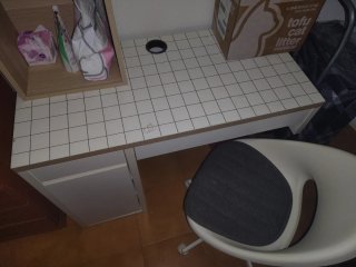 Escritorio y silla de oficina.