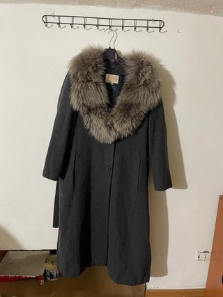 Cappotto con pelliccia ecologica grigio
