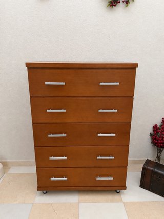 Cómoda de madera con 5 cajones