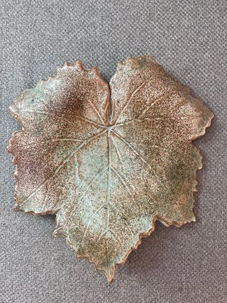 Figura de Cerámica con Forma de Hoja