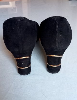 Zapatos de piel negros de tacón en muy buen estado