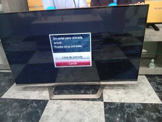 Televisor LG con peana plateada con aguilla