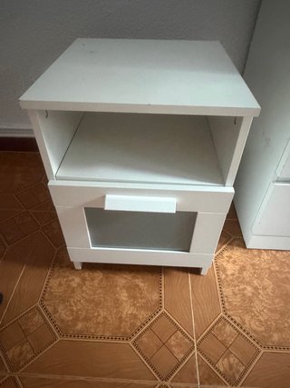 Mesita de noche blanca