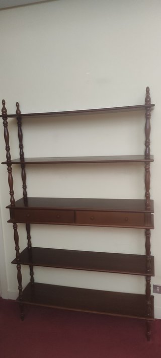 Estantería de madera clásica