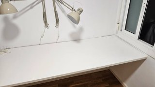 Mesa de estudio blanca.