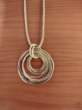 Collar con colgante de círculos dorados