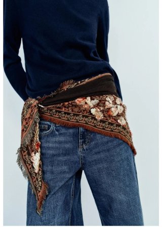Pañuelo Triangular Jacquard Bordado Zara