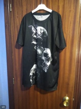 Camiseta Negra con Estampado de Calaveras
