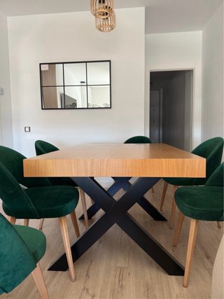 Pack de mesa de madera con sillas de diseño verdes