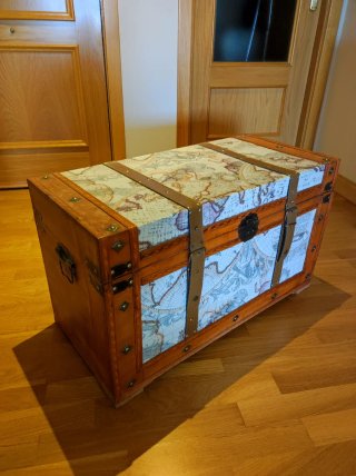 Baúl de madera con mapa mundi