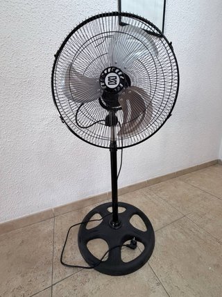 Ventilador de pie negro