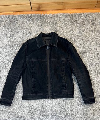 Chaquetilla vaquera negra Bershka
