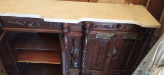 Taquillón antiguo de madera y mármol