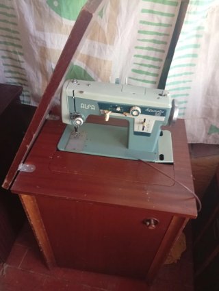 Máquina de coser Alfa Alfamatic 169 con mueble