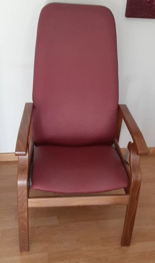 Butaca geriátrica con estructura de madera