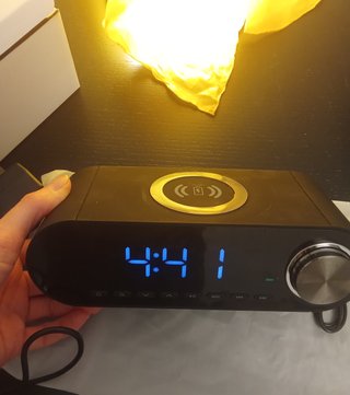 Altavoz Bluetooth con Reloj, Despertador y radio