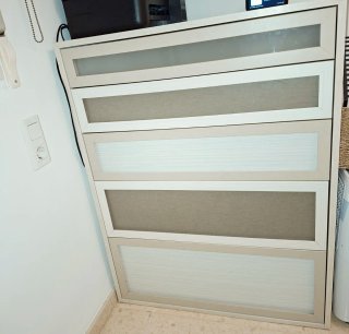 Cómoda de madera beige y blanca
