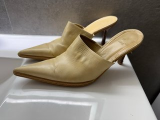 Zapatos de tacón Zara beige